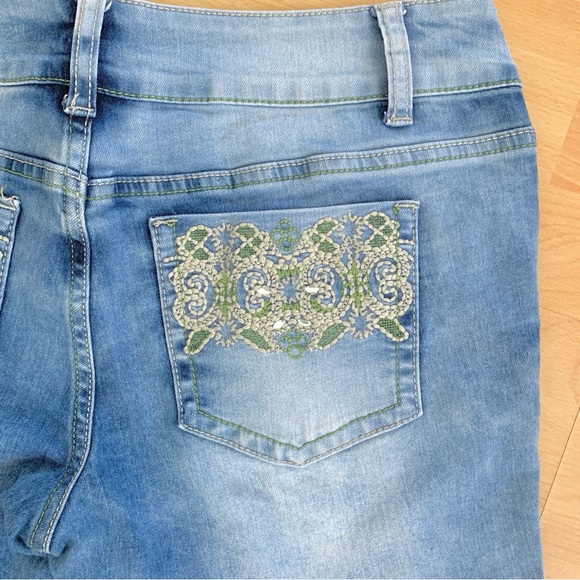 NYC GAL’S Denim Embroidered Capris Women’s Size 8 - Picture 10 of 10